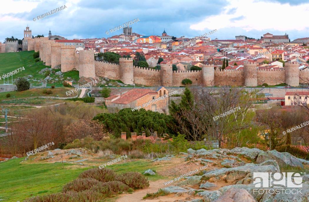 Imagen: Panoramic view of the historic city of Avila from the Mirador of Cuatro Postes, Spain, with its famous medieval town walls. UNESCO World Heritage.