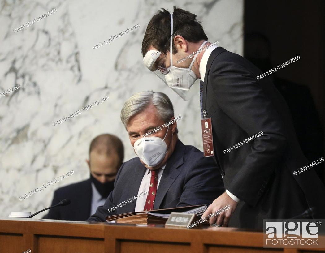 Photo de stock: United States Senator Sheldon Whitehouse (Democrat of Rhode Island) speaks with an aide as he arrives for the second day of Senate Judiciary Committee.