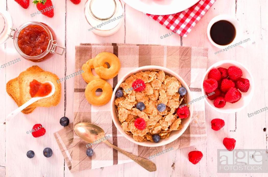 Photo de stock: Breakfast with wholegrain cereals.