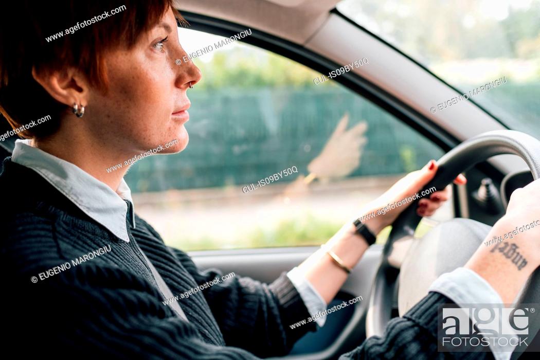 Imagen: Woman concentrating on driving car.