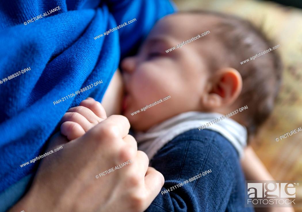 Stock Photo: PRODUCTION - 05 November 2021, Berlin: A mother breastfeeds her four-month-old son. Whether to reach for vegetables or a burger.