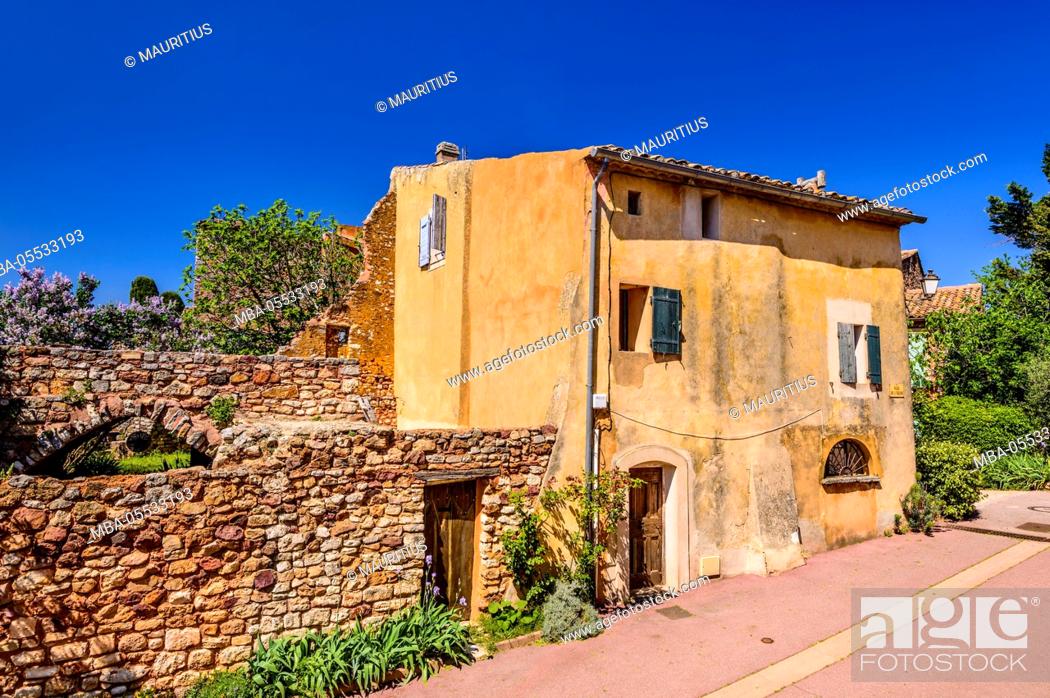 Stock Photo: France, Provence, Vaucluse, Roussillon, old town.