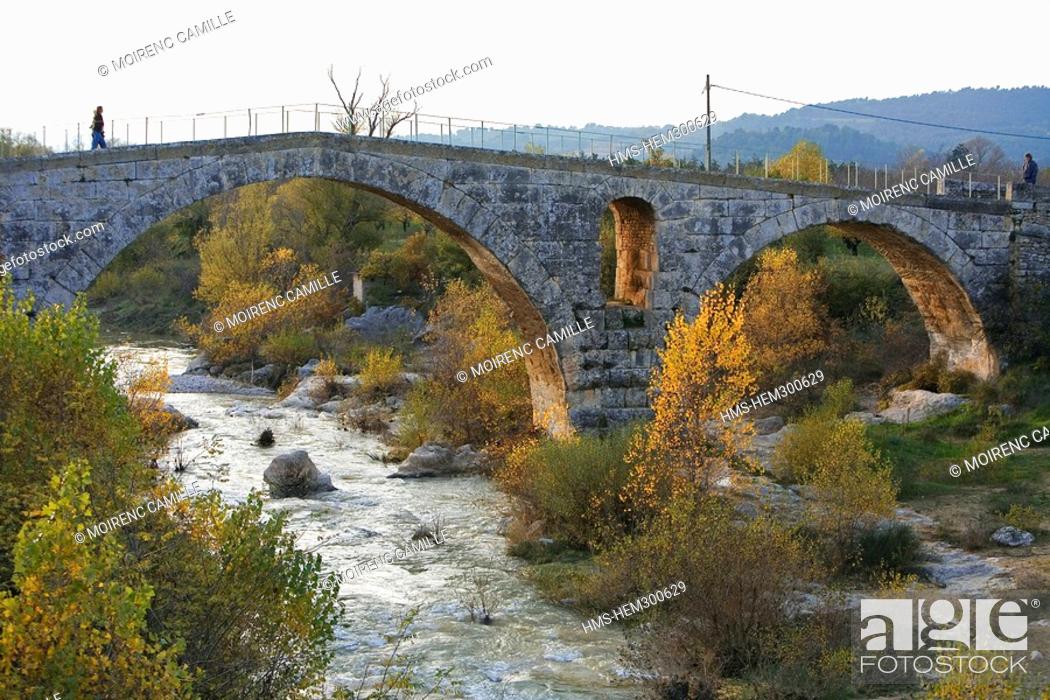Stock Photo: France, Vaucluse, Luberon, Bonnieux, Le Pont Julien, Roman bridge, traditionaly dated year 3 BC.