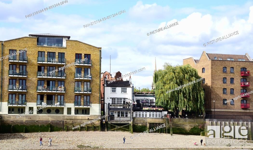 Stock Photo: 07 September 2019, United Kingdom, London: The Prospect of Whitby in the Wapping district (white building in the middle), one of the oldest London pubs.