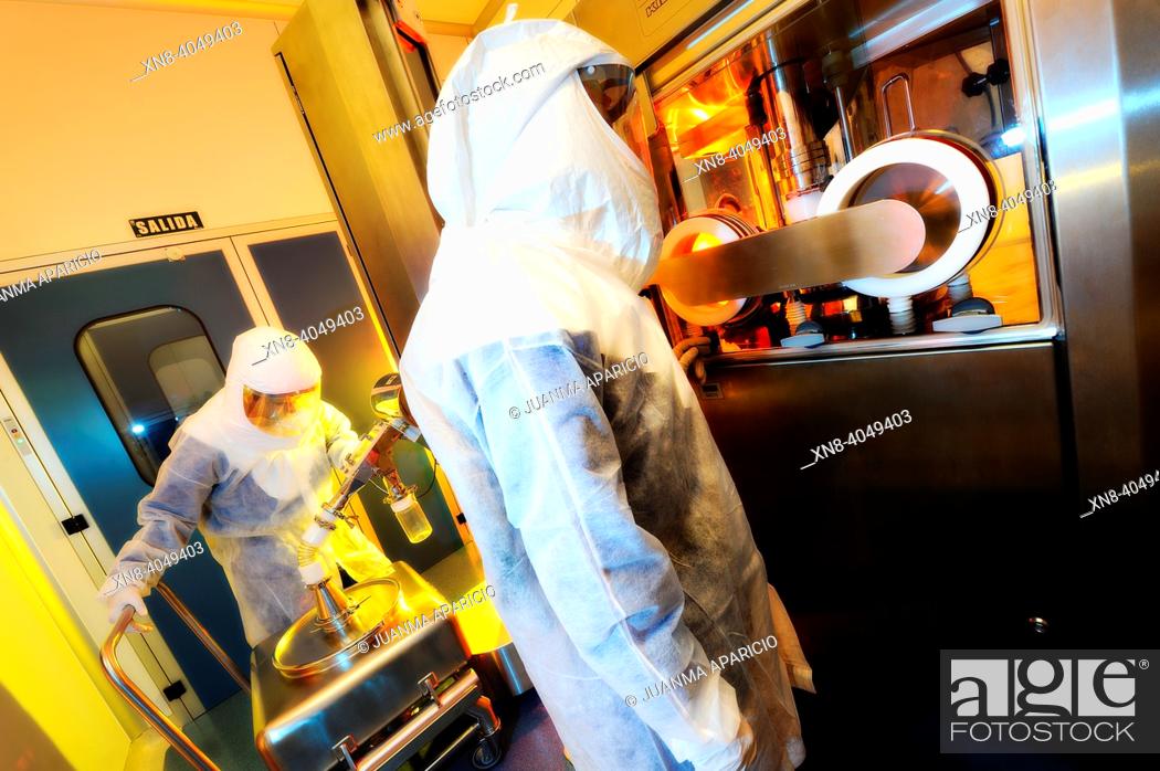 Photo de stock: Laboratory technicians equipped with Security Suit inside a technology lab photographed with spectacular lighths.