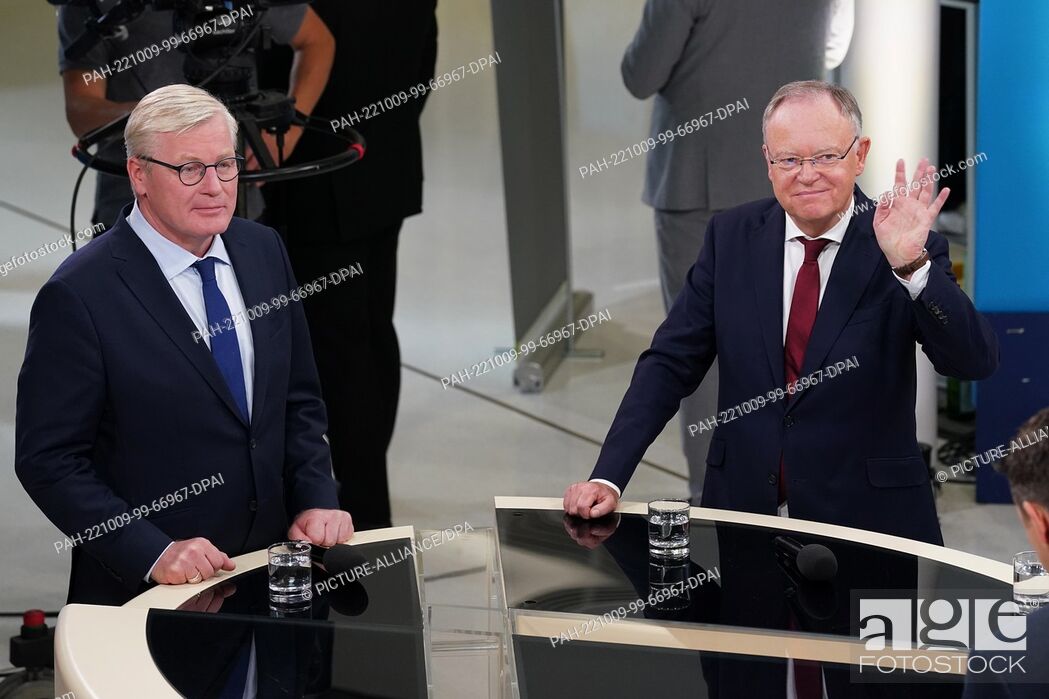 Stock Photo: 09 October 2022, Lower Saxony, Hanover: Stephan Weil (SPD, r), Minister President of Lower Saxony, and Bernd Althusmann, top candidate for the CDU.