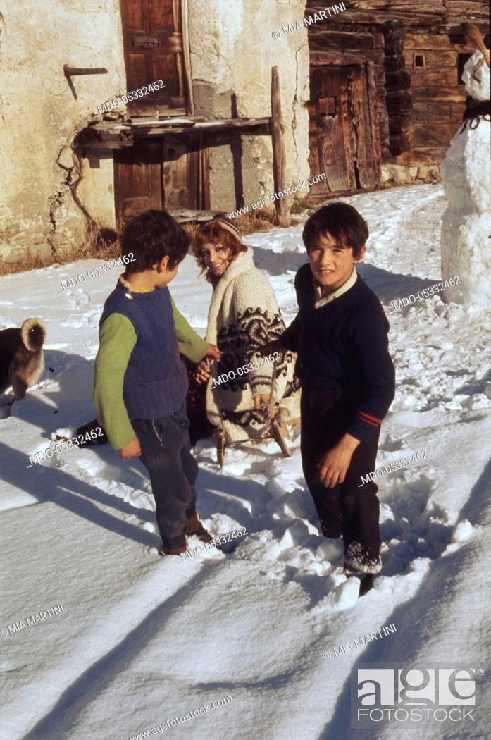 Imagen: The singer Mia Martini (Domenica Rita Adriana Bertè) playing in the snow with two children. Livigno, Italy. 1973.