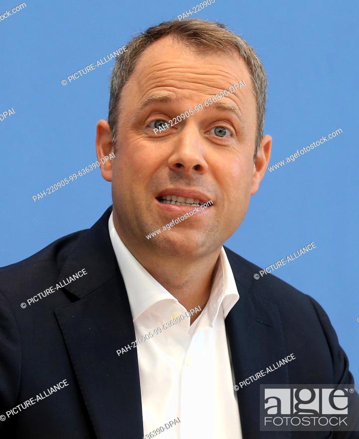 Photo de stock: 05 September 2022, Berlin: Mario Czaja, Secretary General of the CDU, answers questions from journalists during a briefing in front of the Federal Press.