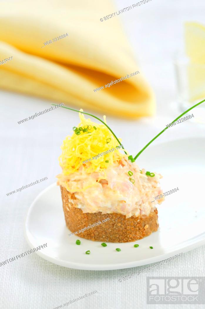 Stock Photo: Montadito de bonito, jamón de york, huevo y patata / Montadito of bonito, York Ham, egg and potato.