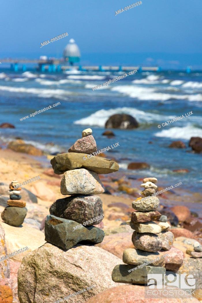 Stock Photo: Rügen, coastal hiking trail, Steinmännchen, in the background Sellin pier with diving bell.