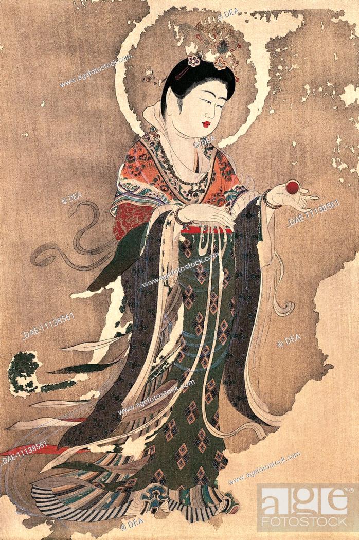 Kichijoten is shown here holding the Nyoihoju gem in her palm, dressed in a multicolored robe and gazing at the Nyoihoju gem. 