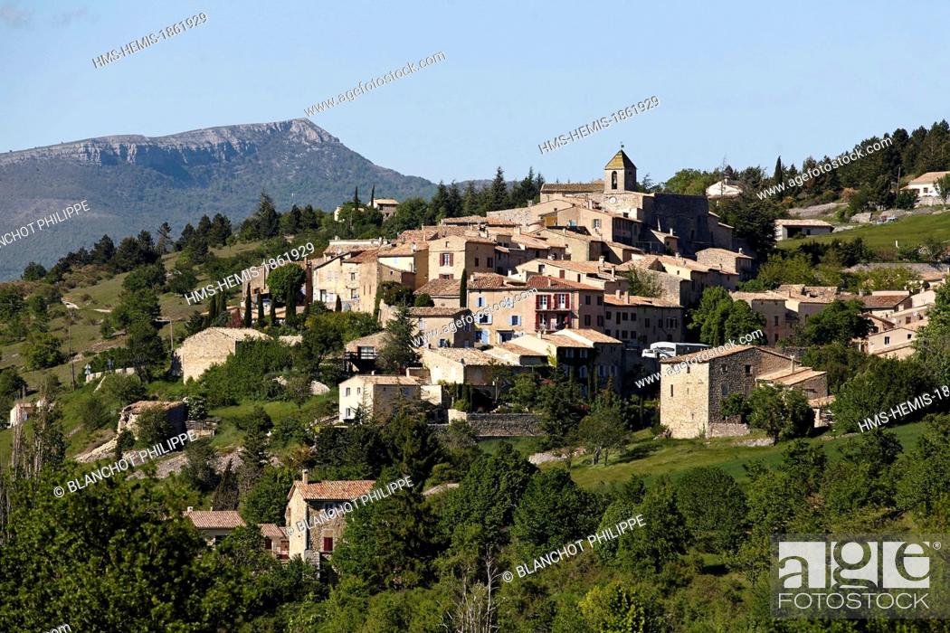Stock Photo: France, Vaucluse, Aurel, General view of the village with St. Aurele church from 12th century.
