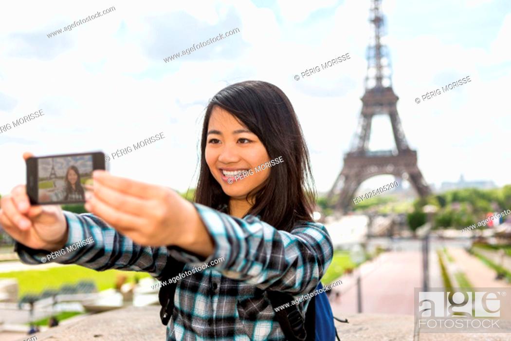 Imagen: View of a Young attractive asian tourist in Paris taking selfie.