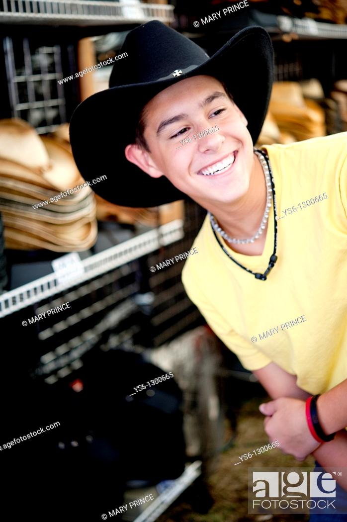 Photo de stock: Teenage Boy Smiling Wearing a Cowboy Hat at Dixie Classic Fair, Winston Salem, NC.