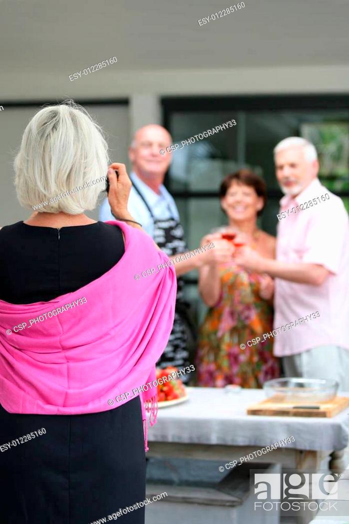 Imagen: Senior woman taking pictures.
