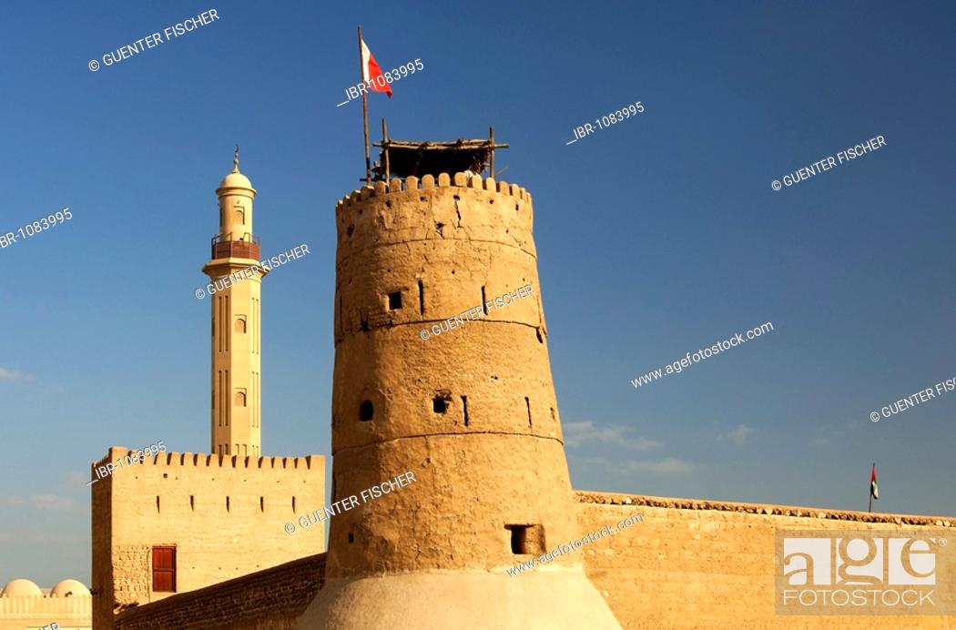 Imagen: Traditional watchtower with national flag in Al-Fahidi-Fort, oldest building in Dubai and part of the Dubai Museum, Dubai, United Arab Emirates.
