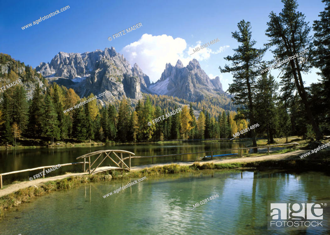 Stock Photo: Italy, Dolomites, Misurina, Lago, d'Antorno, Cadini-Gruppe, autumn,   Venetien, highland, mountains, mountain lake, sea, footpath, bridge, bridge, human-empty.