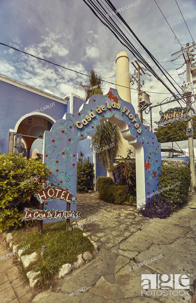 Stock Photo: Blue entrance arch belonging to a typical building of the city of Playa del Carmen in Mexico.