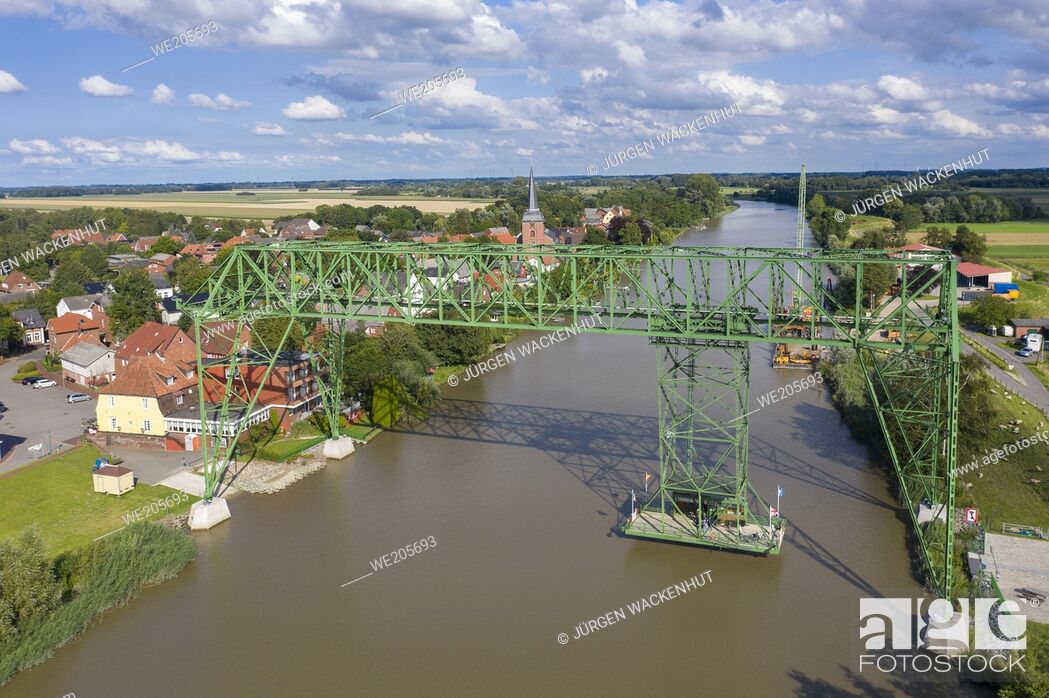 Imagen: Vista aérea con el puente transportador Osten-Hemmoor sobre el río Oste, Osten, Baja Sajonia, Alemania, Europa.