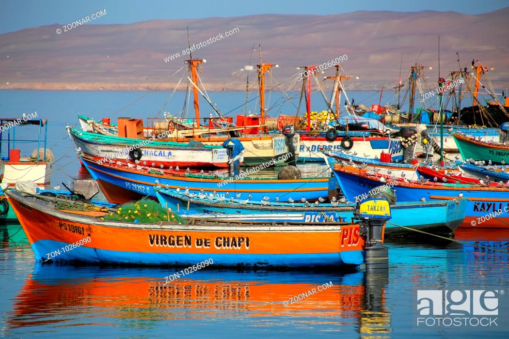 Imagen: Colorful fishing boats anchored in Paracas Bay, Peru. Paracas is a small port town catering to tourists visiting Paracas Reserve and Ballestas islands.