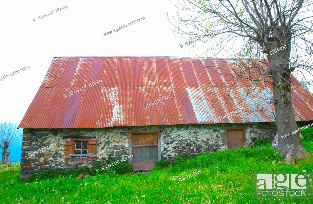 Stock Photo: france, 65, hautes pyrénées , azun valley : barn.