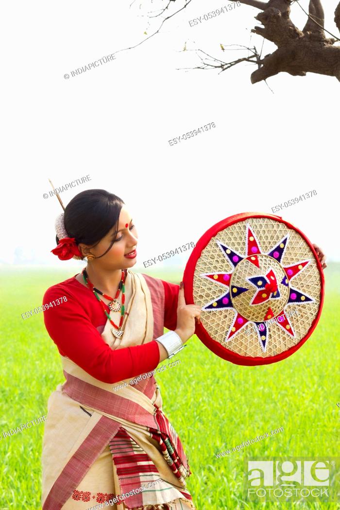 Imagen: Bihu woman holding a jaapi.