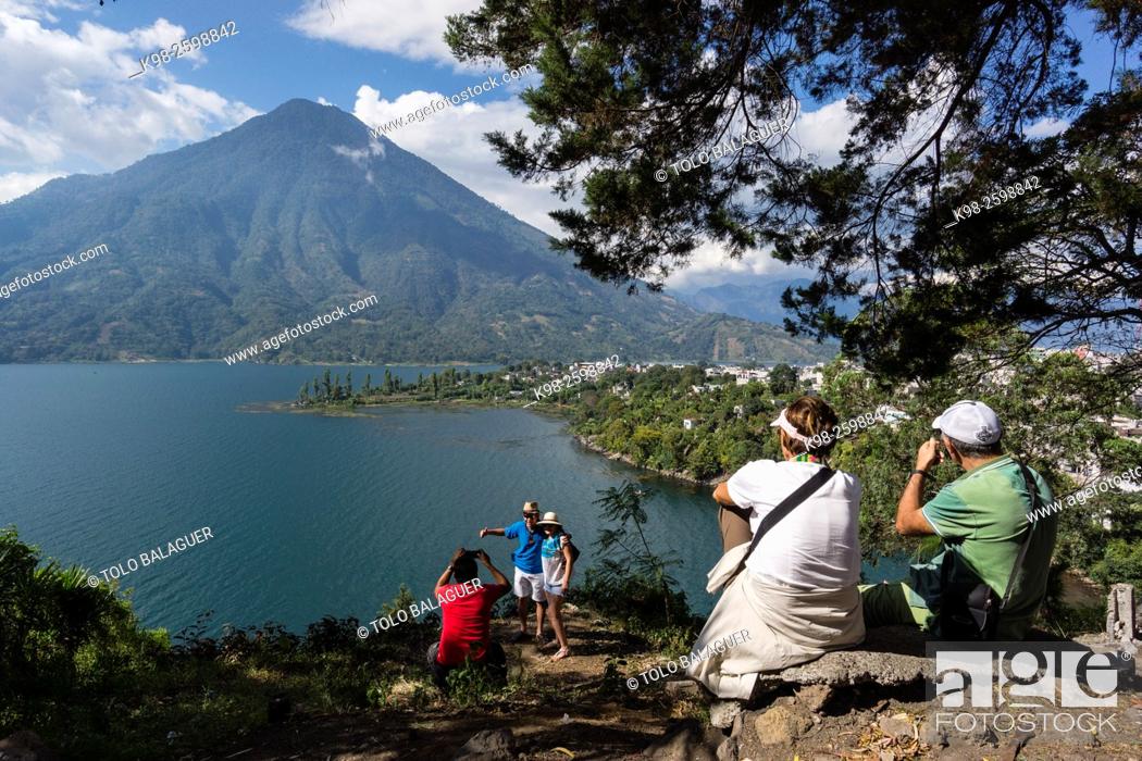 Stock Photo: turistas, Santiago Atitlán. Tiene una altitud de 3. 020, Guatemala, Central America.