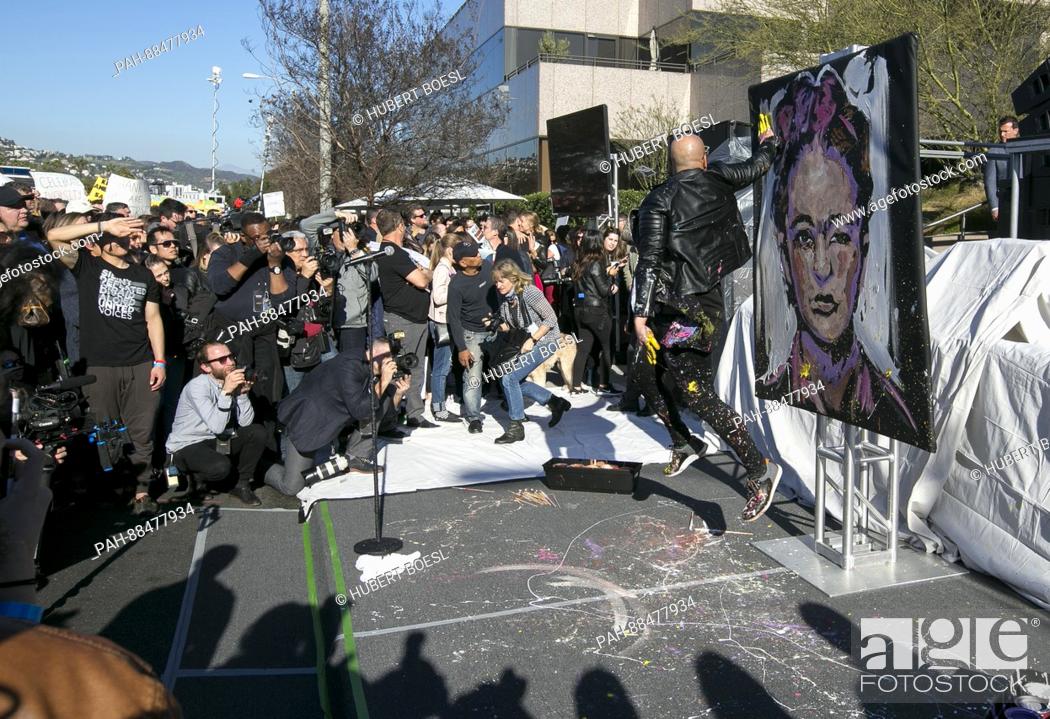 Imagen: Action Painter David Garibaldi performs at United Talent Agency's United Voices Rally against Donald Trump's politics at UTA Plaza in Beverly Hills.