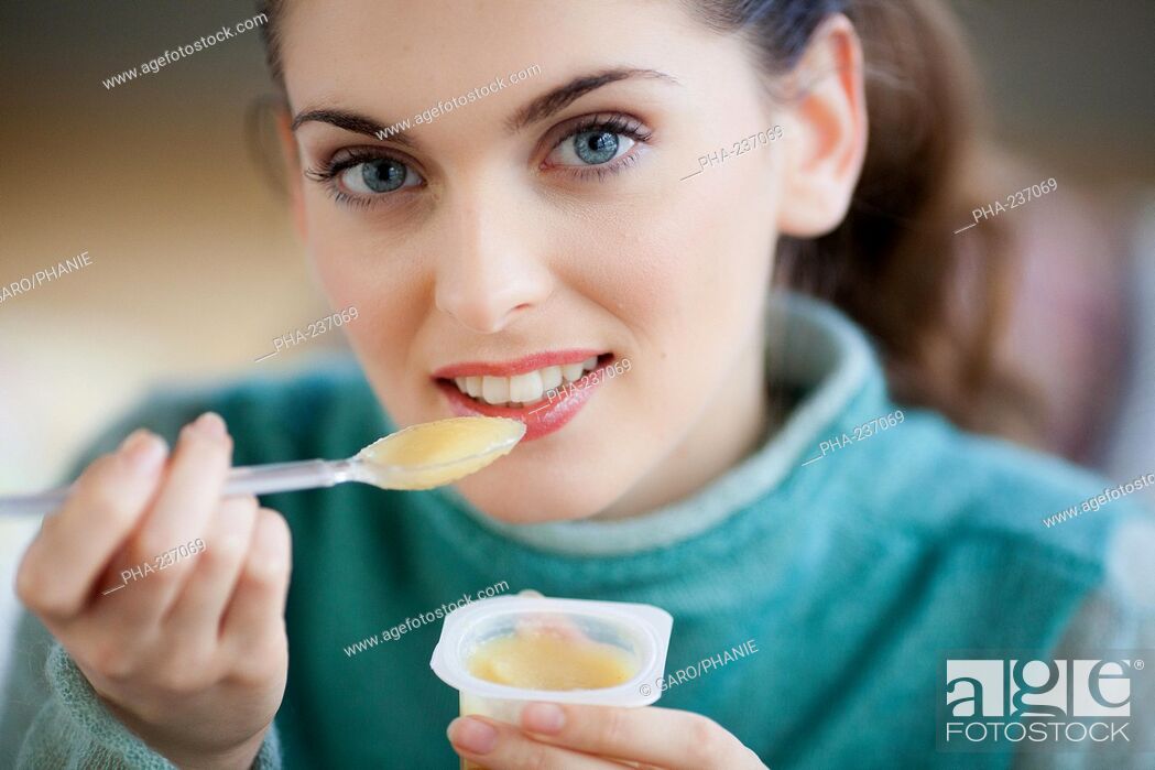 Imagen: Woman eating compote.