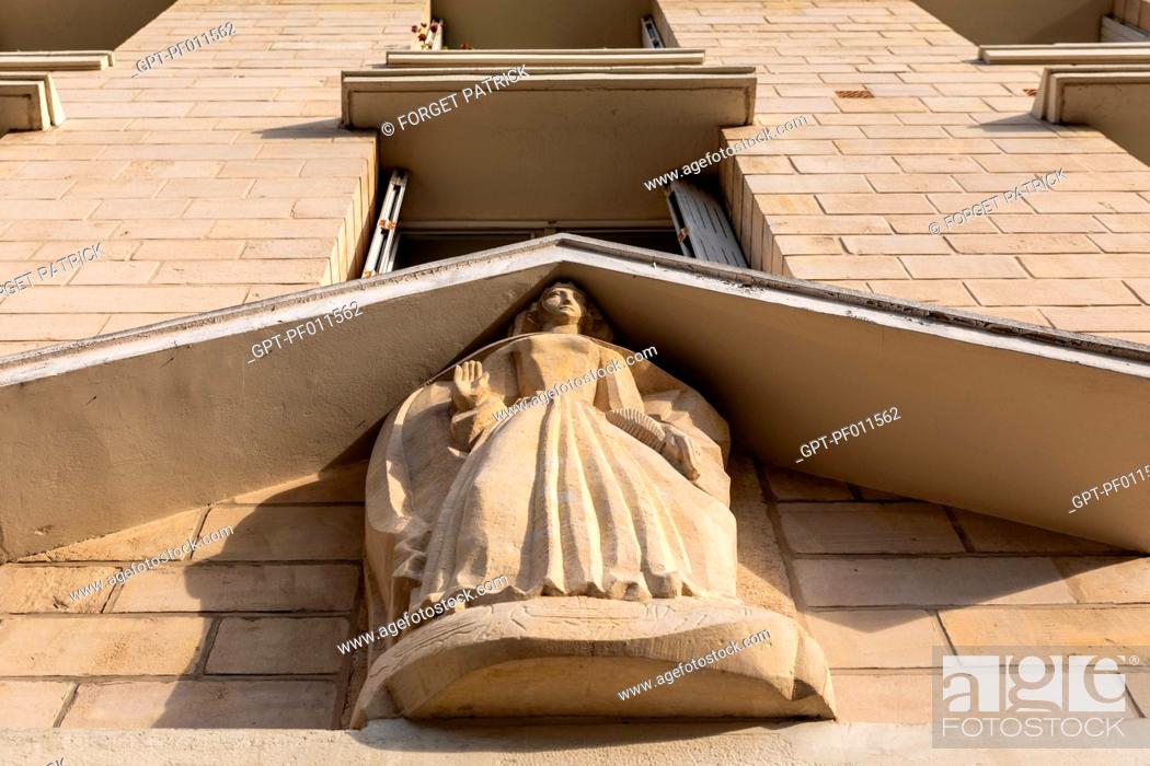 Stock Photo: STATUE OF QUEEN MATILDA (MATILDA OF FLANDERS, DUCHESS OF NORMANDY AND WIFE OF WILLIAM THE CONQUEROR) ON A BUILDING ON THE PLACE DE LA REINE MATHILDE, CAEN.