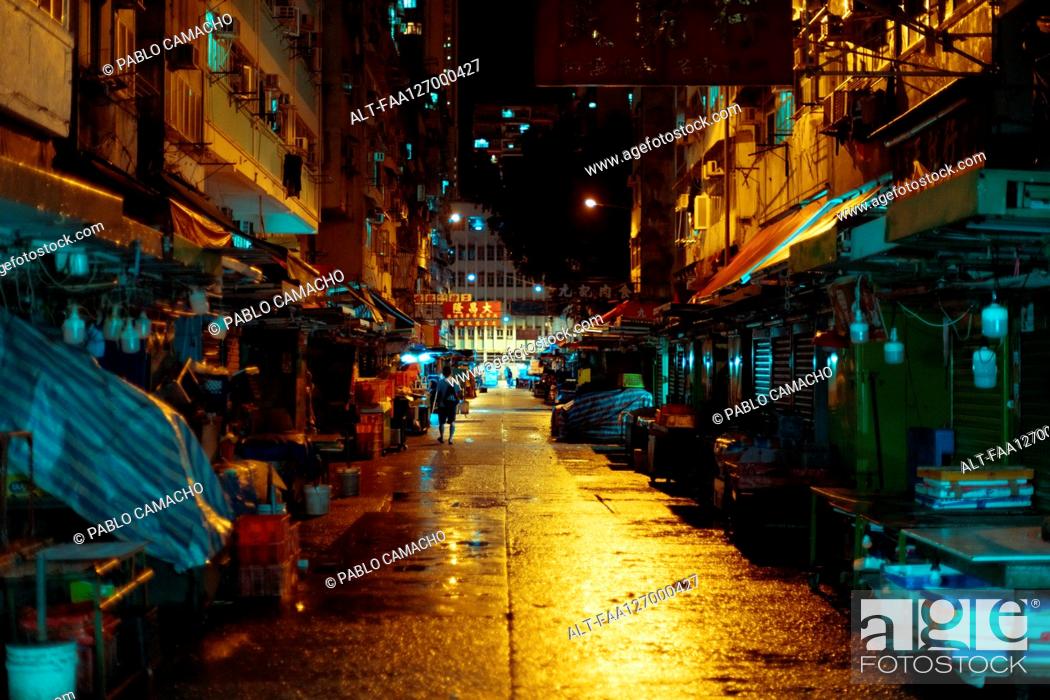 Photo de stock: View of street and half-closed market stall at night in Hong Kong.