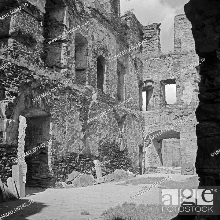 Stock Photo: In der Ruine der Burg Rheinfels bei St. Goar, Deutschland 1930er Jahre. Inside the remains of Rheinfels castle near St. Goar, Germany 1930s.