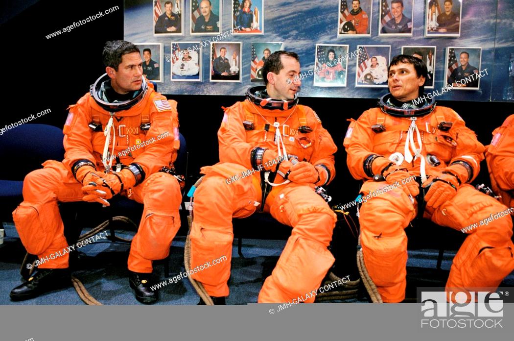 Imagen: Astronauts Paul S. Lockhart (left), STS-111 pilot, and Philippe Perrin and Franklin R. Chang-Diaz, both mission specialists.