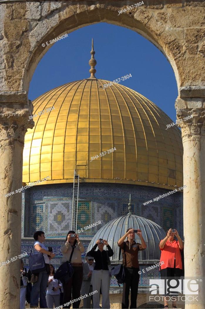 Stock Photo: Tourists taking photographs, at the Dome of the Rock, Old City, UNESCO World Heritage Site, Jerusalem, Israel, Middle East.