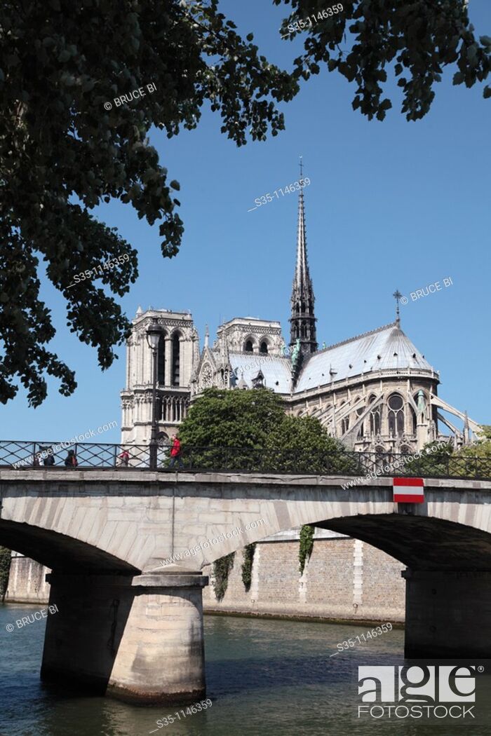 Stock Photo: Notre Dame Cathedral with River Seine in foreground, Paris, Île-de-France, France.