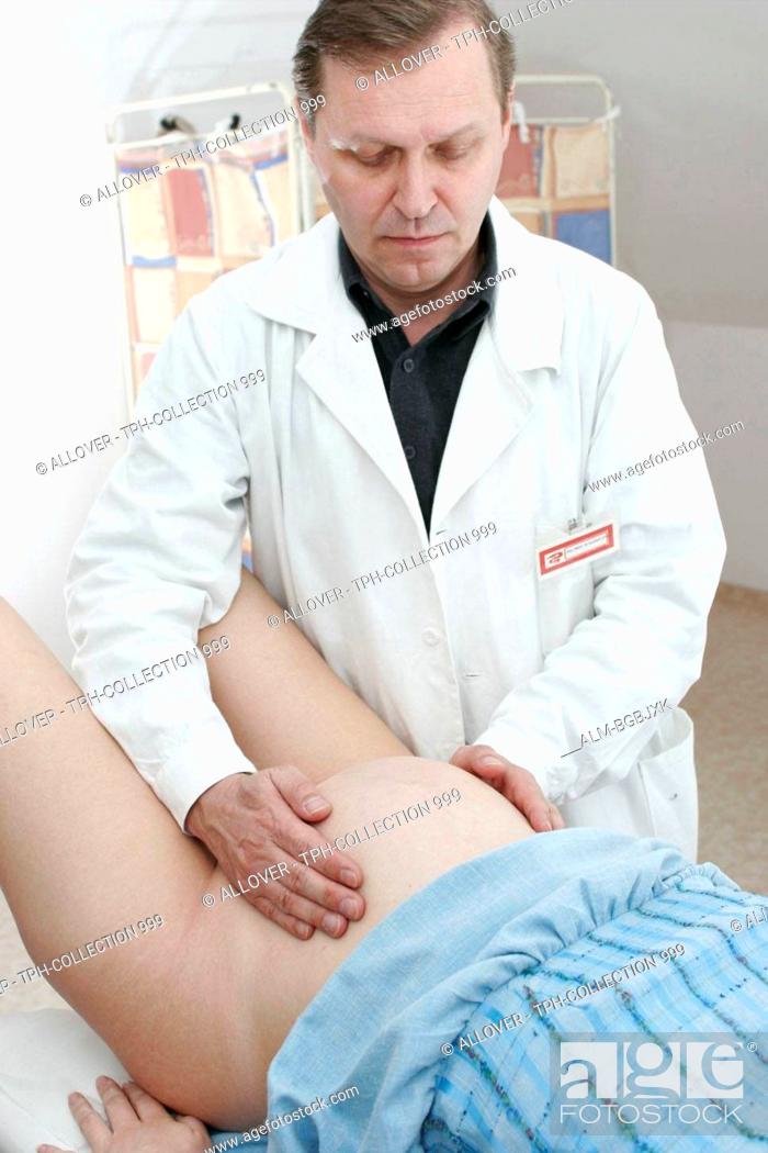 Schwangere wird vom Frauenarzt untersucht. 