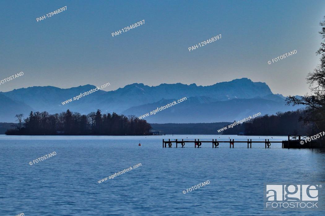 Imagen: Starnberg, Germany 06.02.2020: Impressions Starnberger See - 06.02.2020 Starnberger See, Possenhofen, paradise, view of the Roseninsel and Zugspitze | usage.