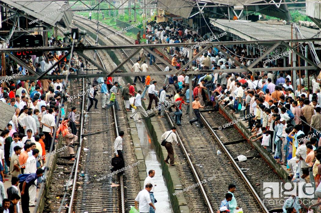 Commuters dangerously cross railway tracks to catch local train risking  their lives at Ghatkopar..., Stock Photo, Picture And Rights Managed Image.  Pic. DPA-ASB-149241 | agefotostock