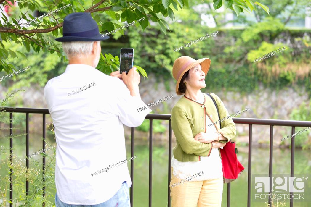 Imagen: Senior couple taking photos with smart phone.