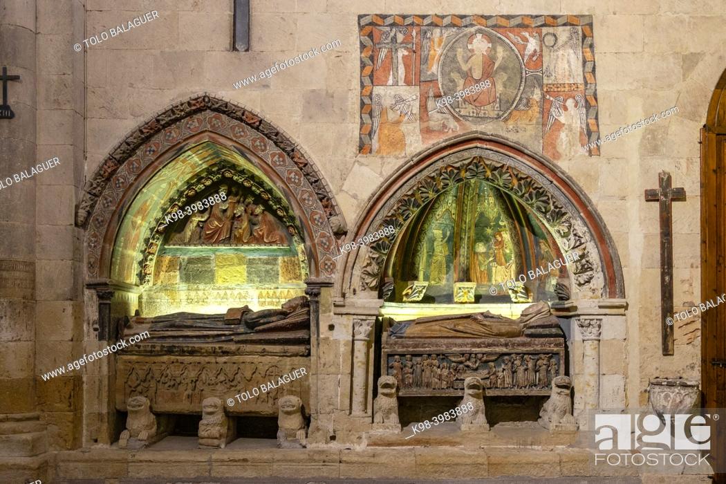 Stock Photo: Sepulcros y pinturas murales en el brazo sur del crucero. Catedral de la Asunción de la Virgen, catedral vieja, Salamanca, comunidad autónoma de Castilla y León.