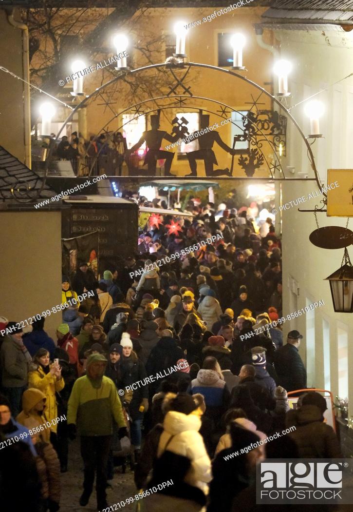 Stock Photo: 10 December 2022, Saxony, Oberwiesenthal: Dense crowds in the historic old town. A traditional mountain parade took place there.