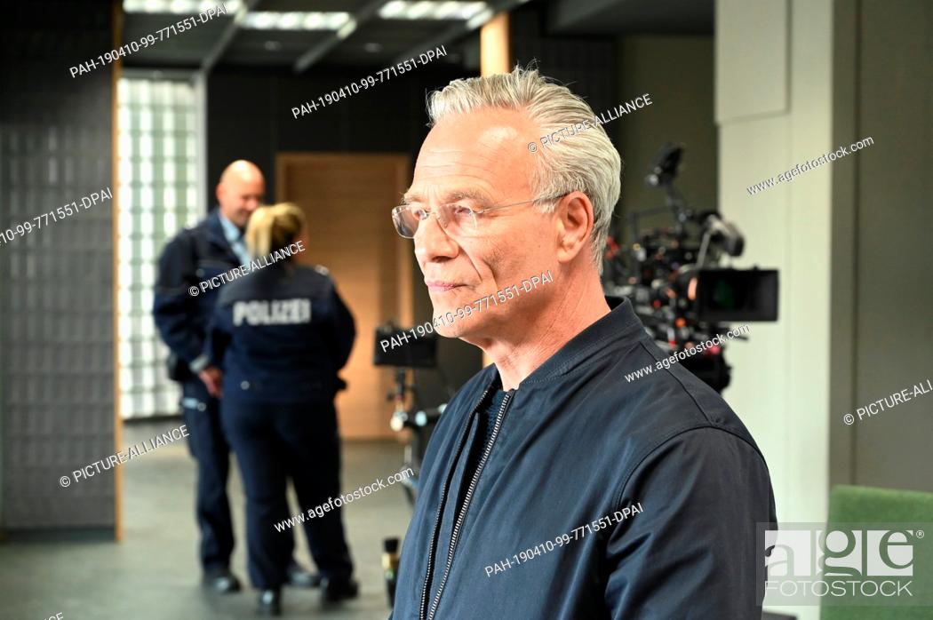 Stock Photo: 10 April 2019, North Rhine-Westphalia, Köln: Actor Klaus J. Behrendt as Commissioner Max Ballauf stands in the new commissariat during the shooting of the new.