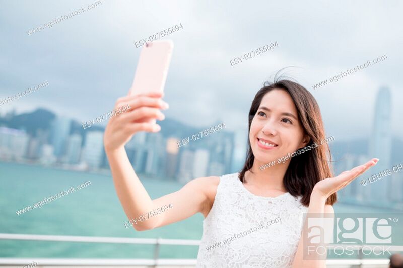 Imagen: Woman take self image with cellphone.