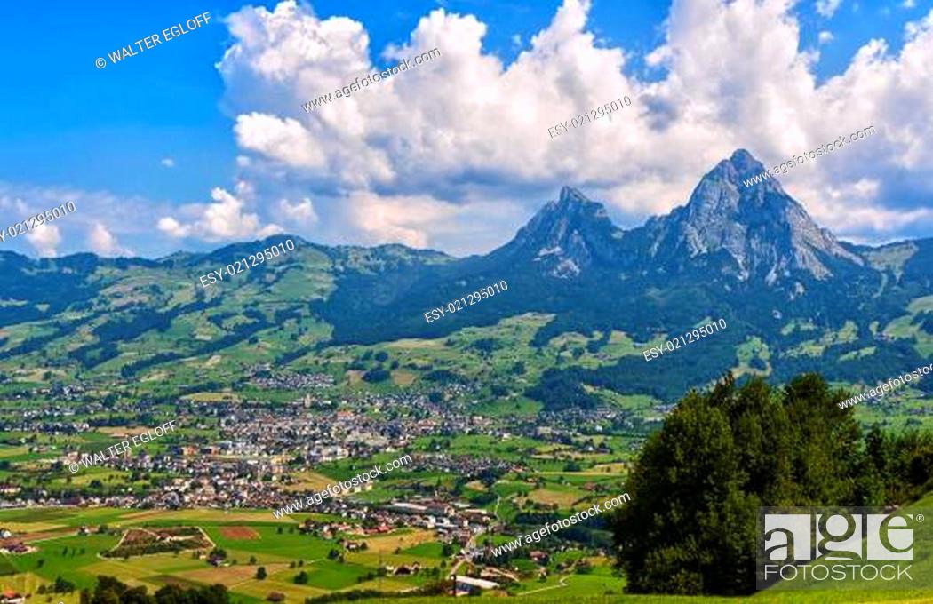 Stock Photo: Panorama der Stadt Schwyz mit den Mythen.