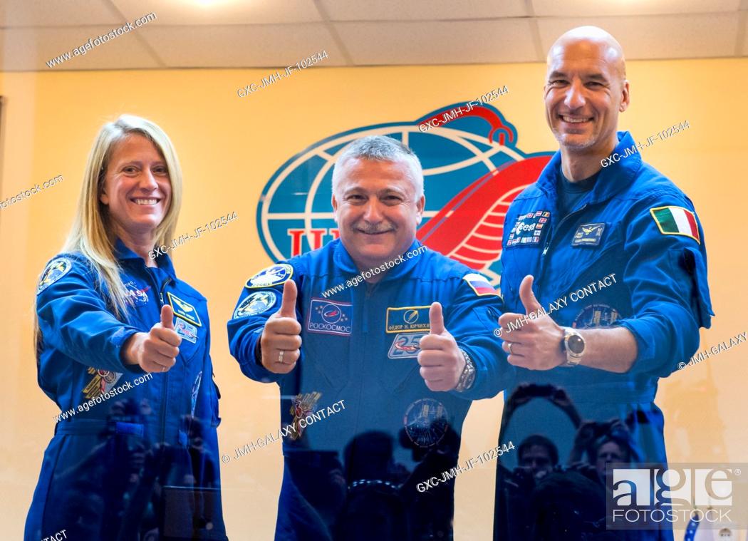 Photo de stock: Expedition 3637 Soyuz Commander Fyodor Yurchikhin of the Russian Federal Space Agency (Roscosmos), center, and Flight Engineers Karen Nyberg of NASA, left.