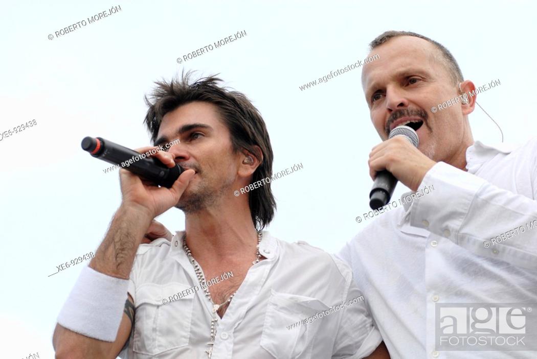 Stock Photo: Juanes izquierda, cantante, de Colombia y el cantante español Miguel Bosé derecha cantando en el segundo concierto 'Paz sin Fronteras' que se realizó en la.