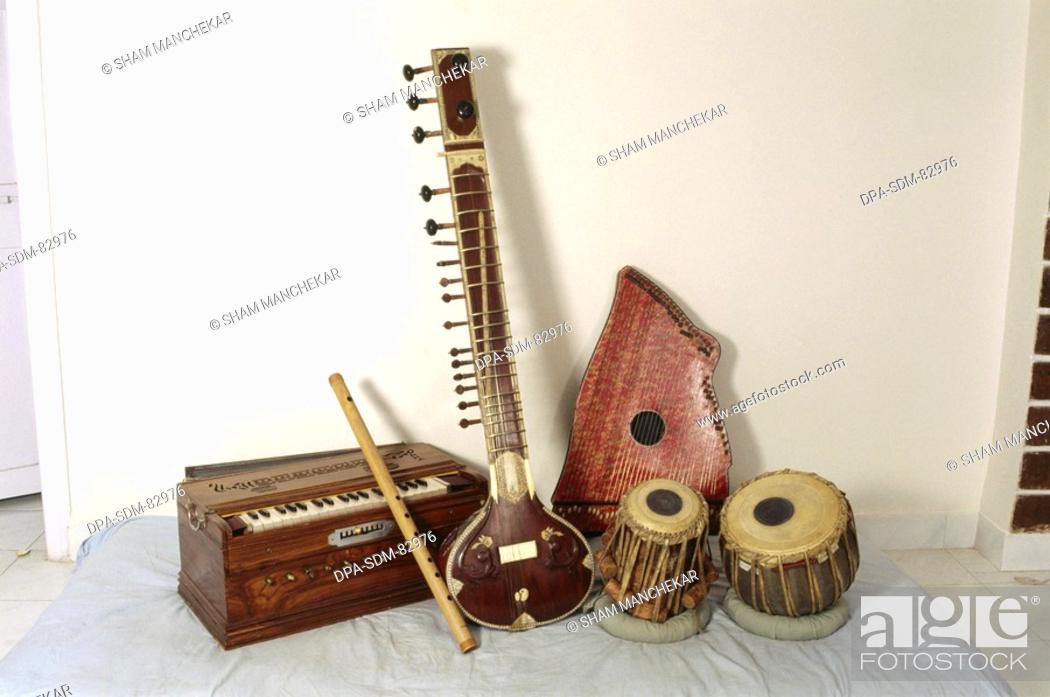 Integrar claridad Fantasía Tabla and Dugga harmonium bamboo flute and svaramandal , classical musical  instruments , india, Foto de Stock, Imagen Derechos Protegidos Pic.  DPA-SDM-82976 | agefotostock