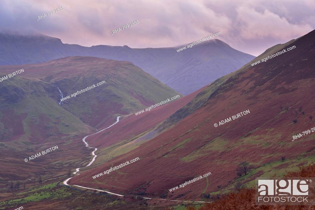 Photo de stock: The Newlands Pass, a mountain road connecting the Newlands Valley with Buttermere, Lake District, Cumbria, England, United Kingdom, Europe.