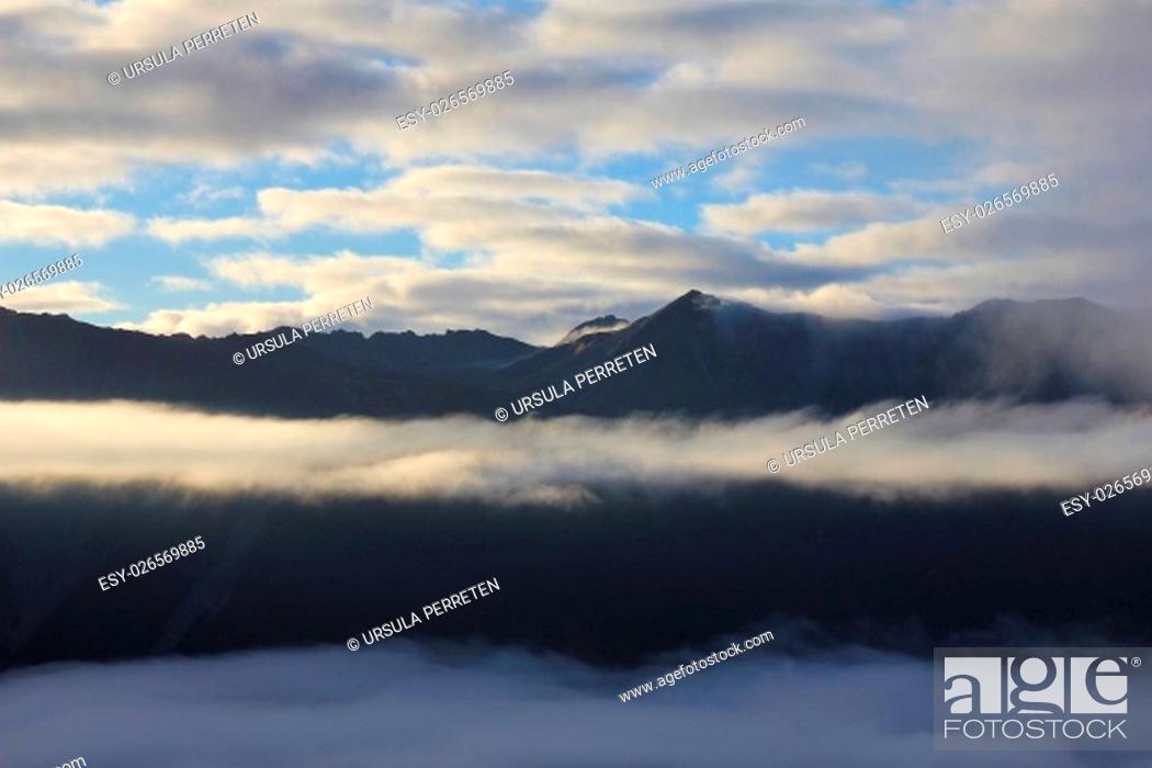 Imagen: Fogy morning in the Southern Alps. View from Mt Robert, New Zealand.
