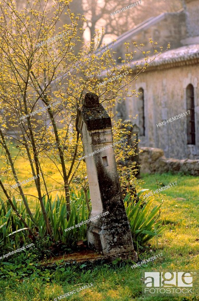 Stock Photo: France, Vaucluse, Vaugines, Cimetery near the church.